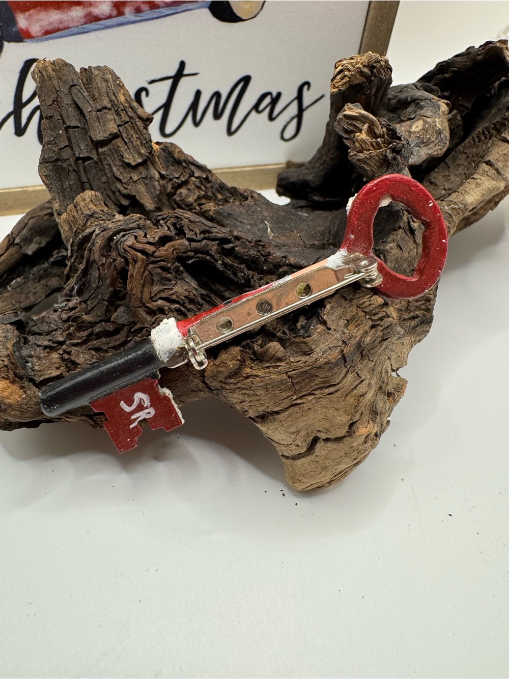 Vintage handcrafted Santa skeleton key brooch, EUC. - Picture 4 of 4